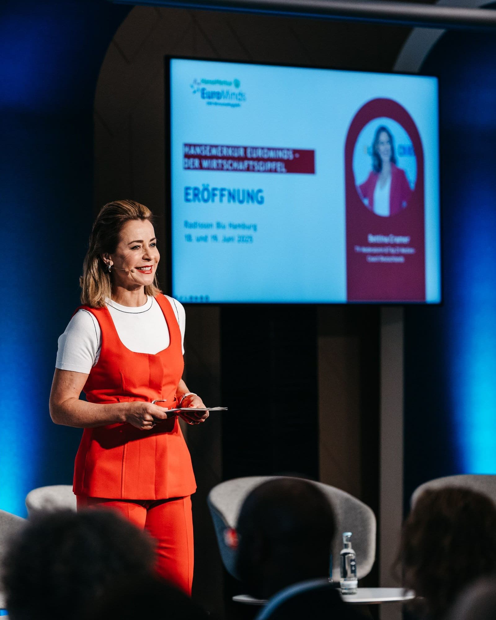 Bettina Cramer auf der Bühne beim Wirtschaftsgipfel EuroMinds